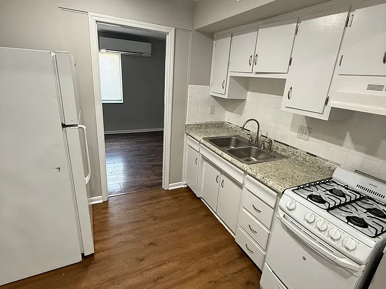 208 Lakeshore Dr — Photo 6