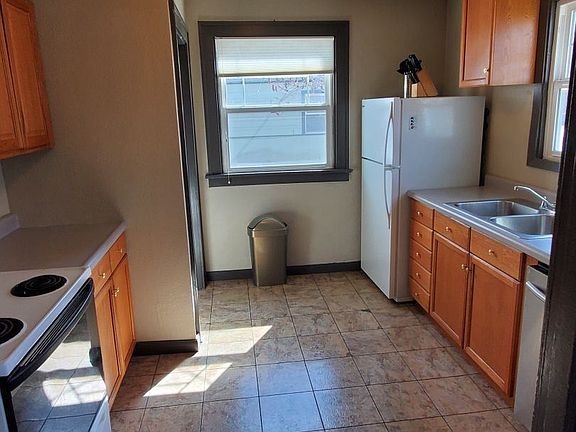 4th image of 44 Alderson Ave