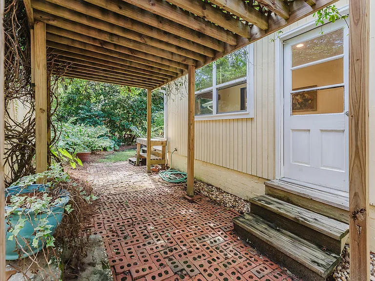 121 Redfern Dr — Photo 23