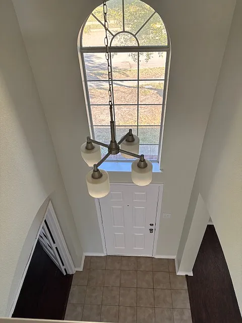 5 bed, 2.5 bath, 2852 sqft, $2,549 — Photo 2