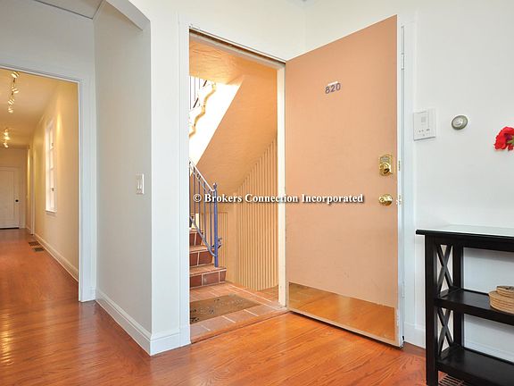 4th image of 820 North Pt