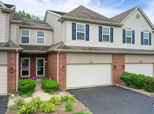 750 Oak Hollow Rd, Crystal Lake, IL 60014