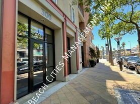 300 E 4th St