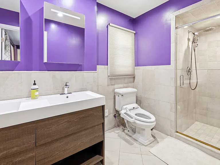 Primary bedroom en-suite bathroom