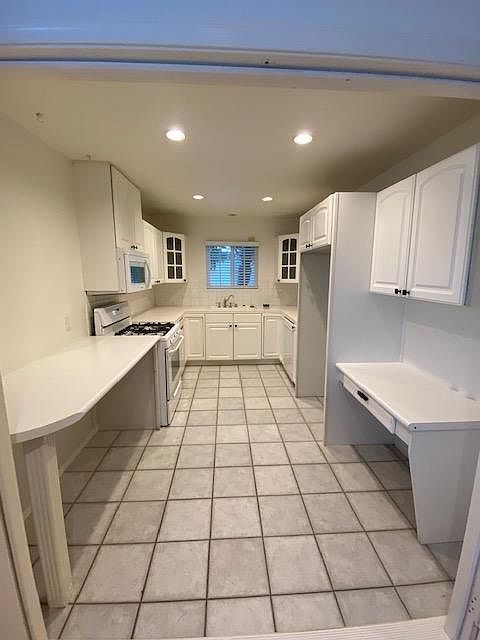 Light and bright kitchen with built in breakfast bar