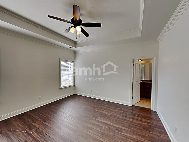 572 Laurel Ln — Photo 9