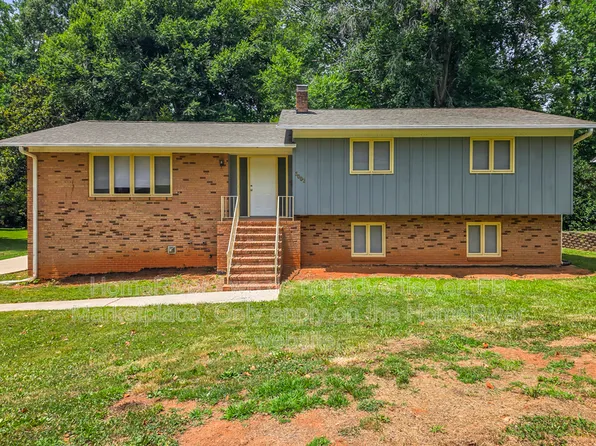 3002 Club Dr, Gastonia, NC 28054