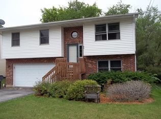 525 Longbeach Rd, Lakemoor, IL 60051