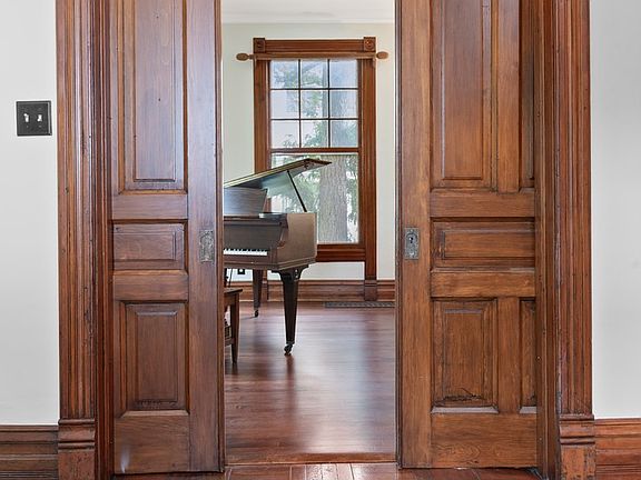 3rd image of 628 Ashland Ave