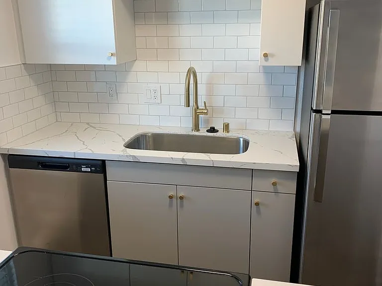 Now Available 1 & 2 Bedroom Renovated Apts! — Photo 7