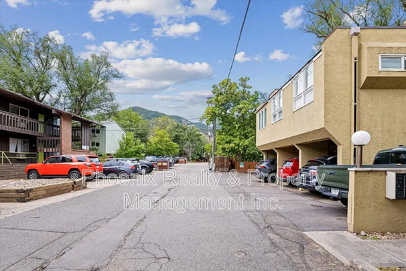 3 bed, 2.0 bath, 1049 sqft, $2,800 — Photo 2