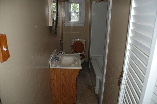 2nd image of 1059 Peace St