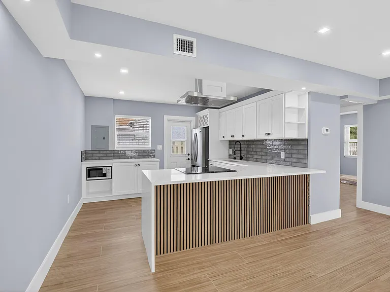 341 SE 3rd Ave — Photo 4