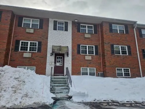 7C Maple Crest Cir, Holyoke, MA 01040