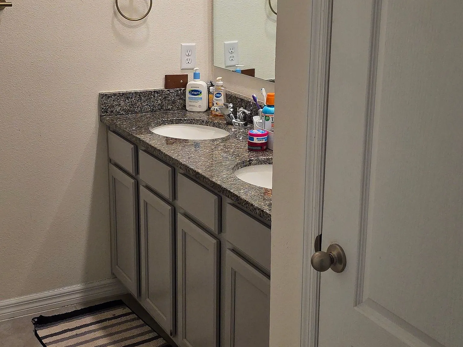 5 bed, 3.0 bath, 2601 sqft, $3,840 — Photo 4