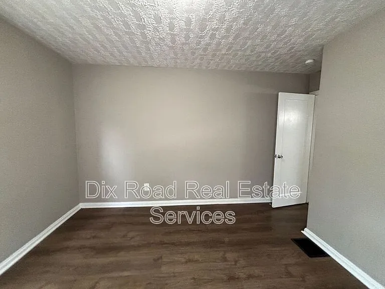 660 Gramont Ave — Photo 16