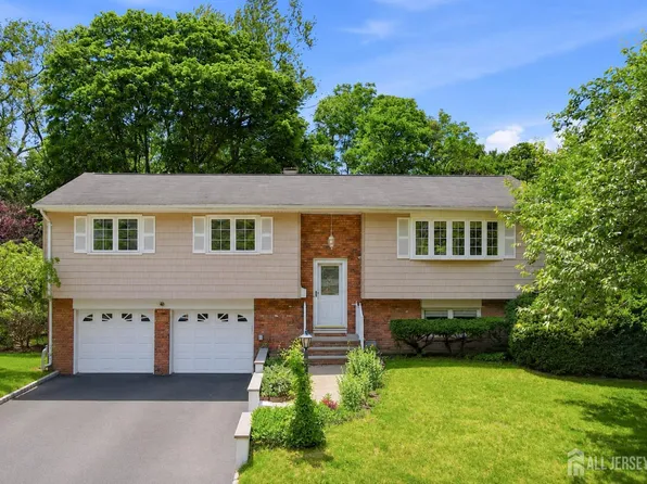 8 Nottingham Dr, East Brunswick, NJ 08816