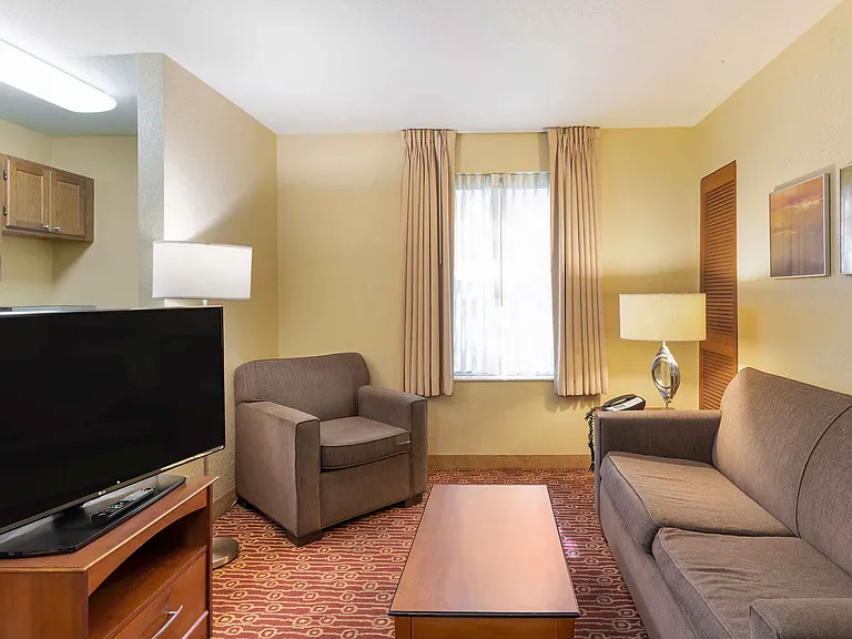 1 Bedroom Suite - 1 Queen Bed