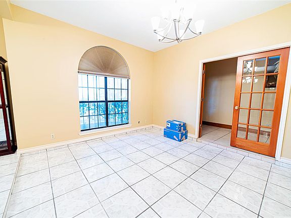 5th image of 404 Saint James Dr
