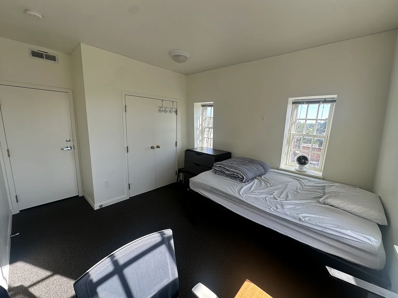 6 bed, 1436 sqft, $1,000 — Photo 3