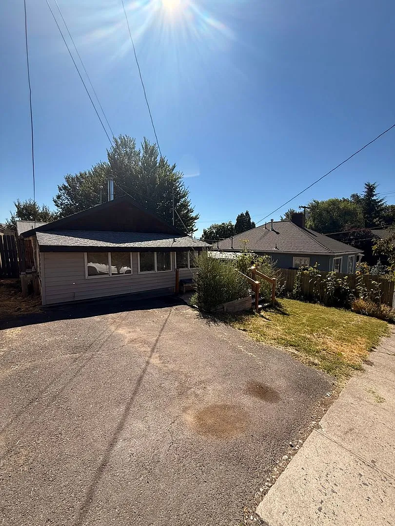 Pet Friendly 3 Bdrm 1 Bath 1.8 Miles to OIT and Sky Lakes — Photo 2
