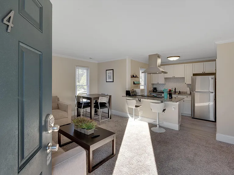 2225 Summit St #4 — Photo 2