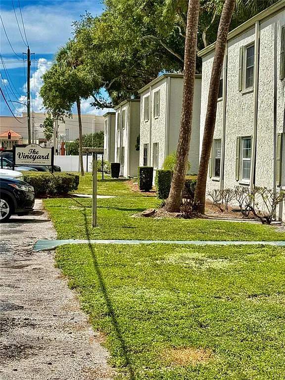 2 bed, 1.0 bath, 884 sqft, $1,800 — Photo 1