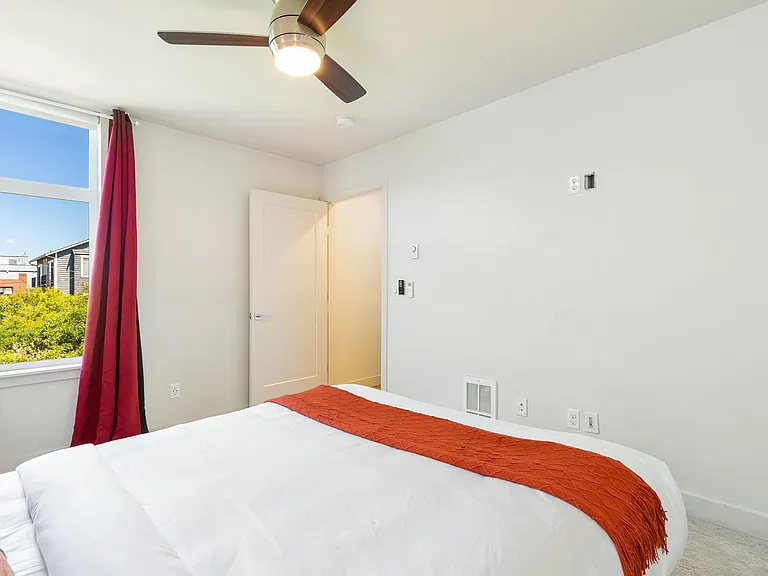 2308B Franklin Ave E — Photo 28