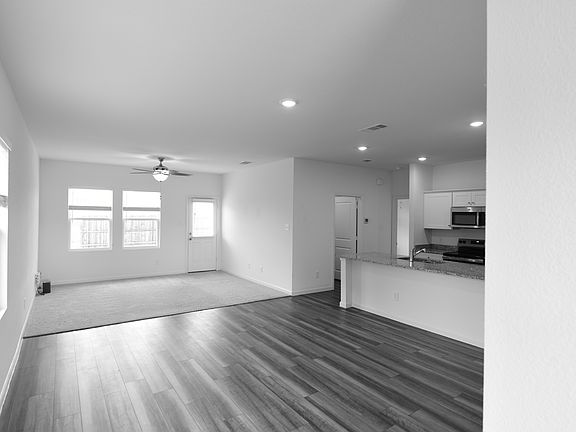5th image of 833 Lexington Ln