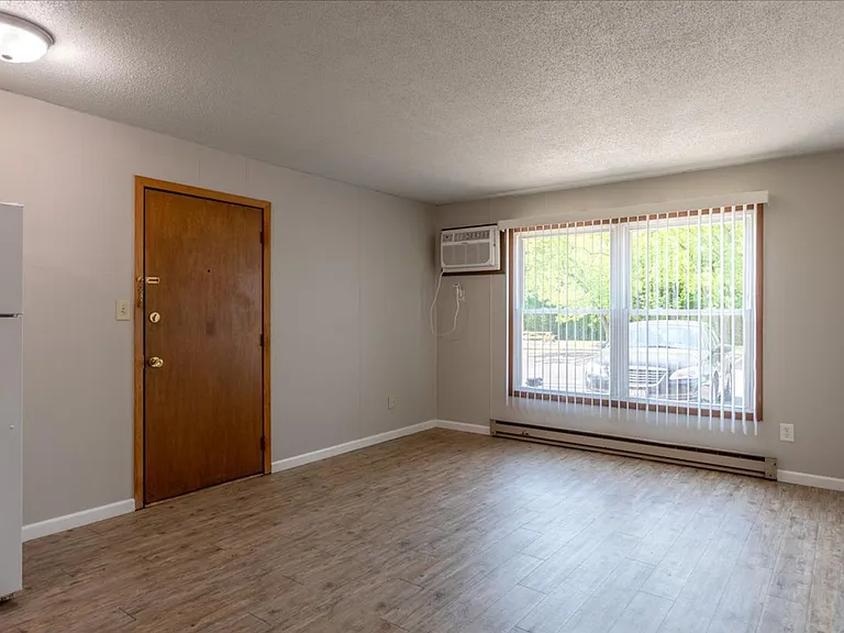 1703 S Broadway St — Photo 12