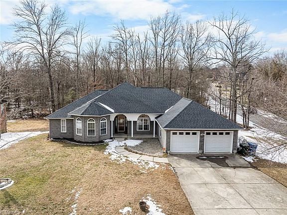2nd image of 1202 Dogwood Ln
