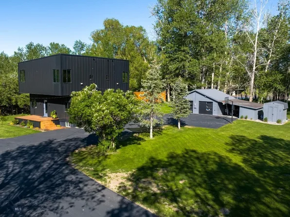 101 & 103 Central Park Rd, Belgrade, MT 59714