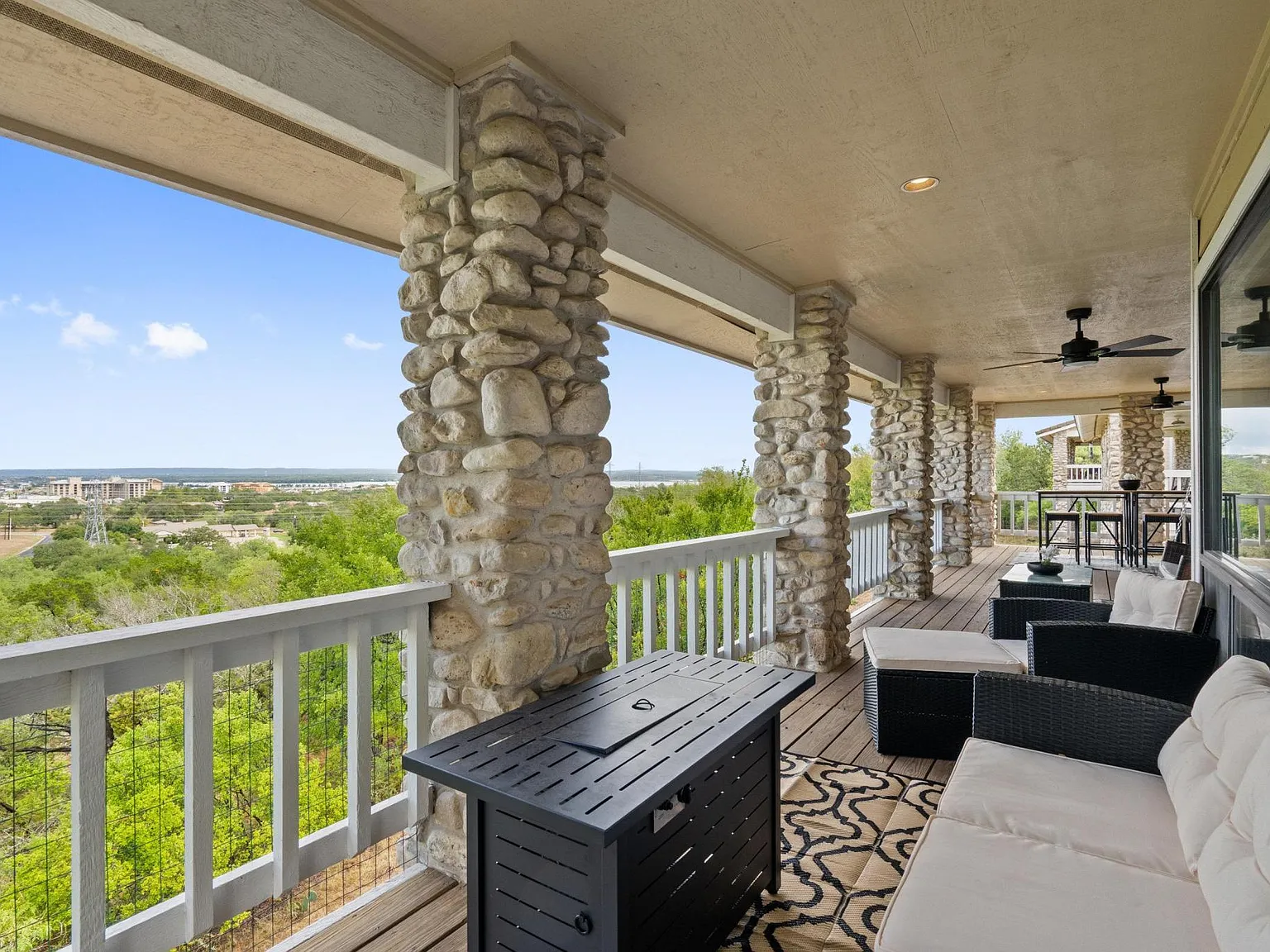 3 bed, 2.5 bath, 2036 sqft, $3,000 — Photo 1