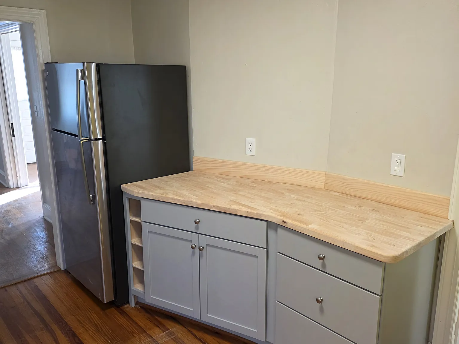 3 bed, 1.5 bath, 1000 sqft, $2,150 — Photo 2