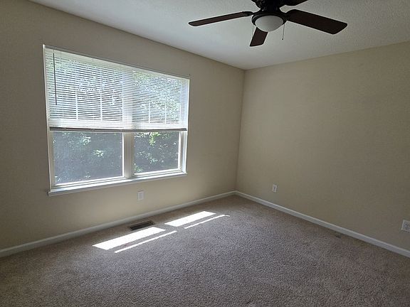 4th image of 214 Laverne Dr APT A