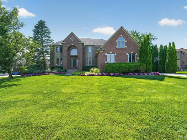 3804 Elk Dr, Rochester, MI 48306