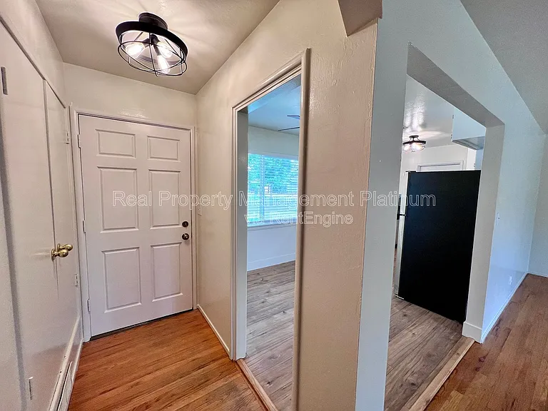 4467 N Van Dyke Ave — Photo 16