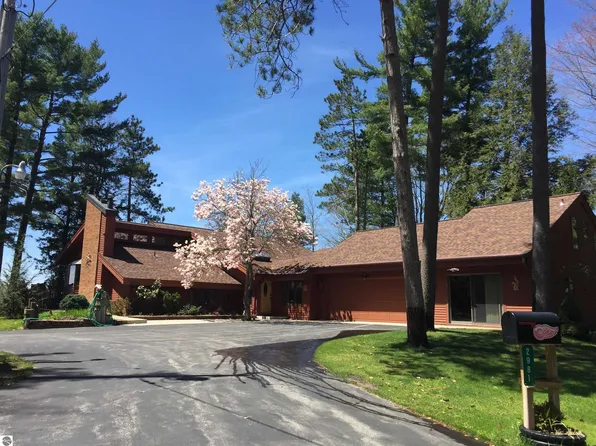2981 Forest Lodge Dr, Traverse City, MI 49685
