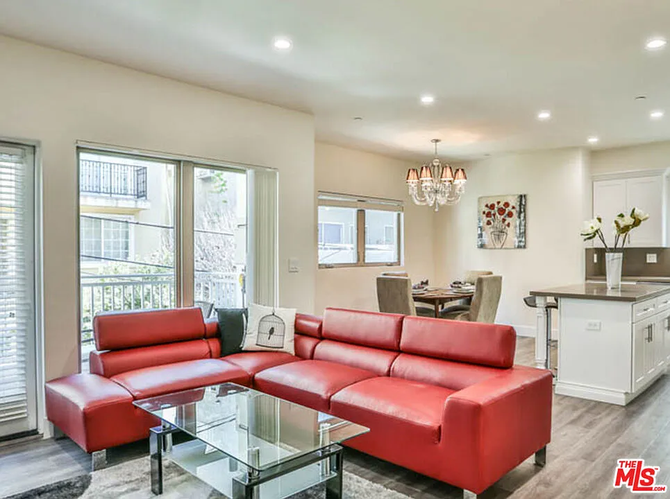 Building Photo - 1424 S Bentley Ave #402