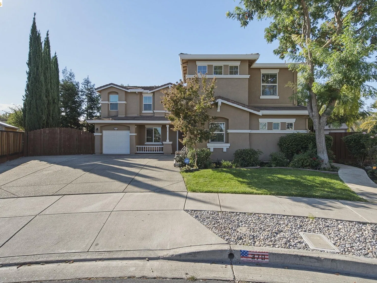 6 bed, 4.0 bath, 3971 sqft, $5,400 — Photo 3