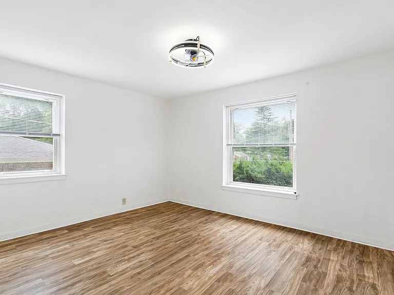 1076 Wilshire Ave — Photo 16
