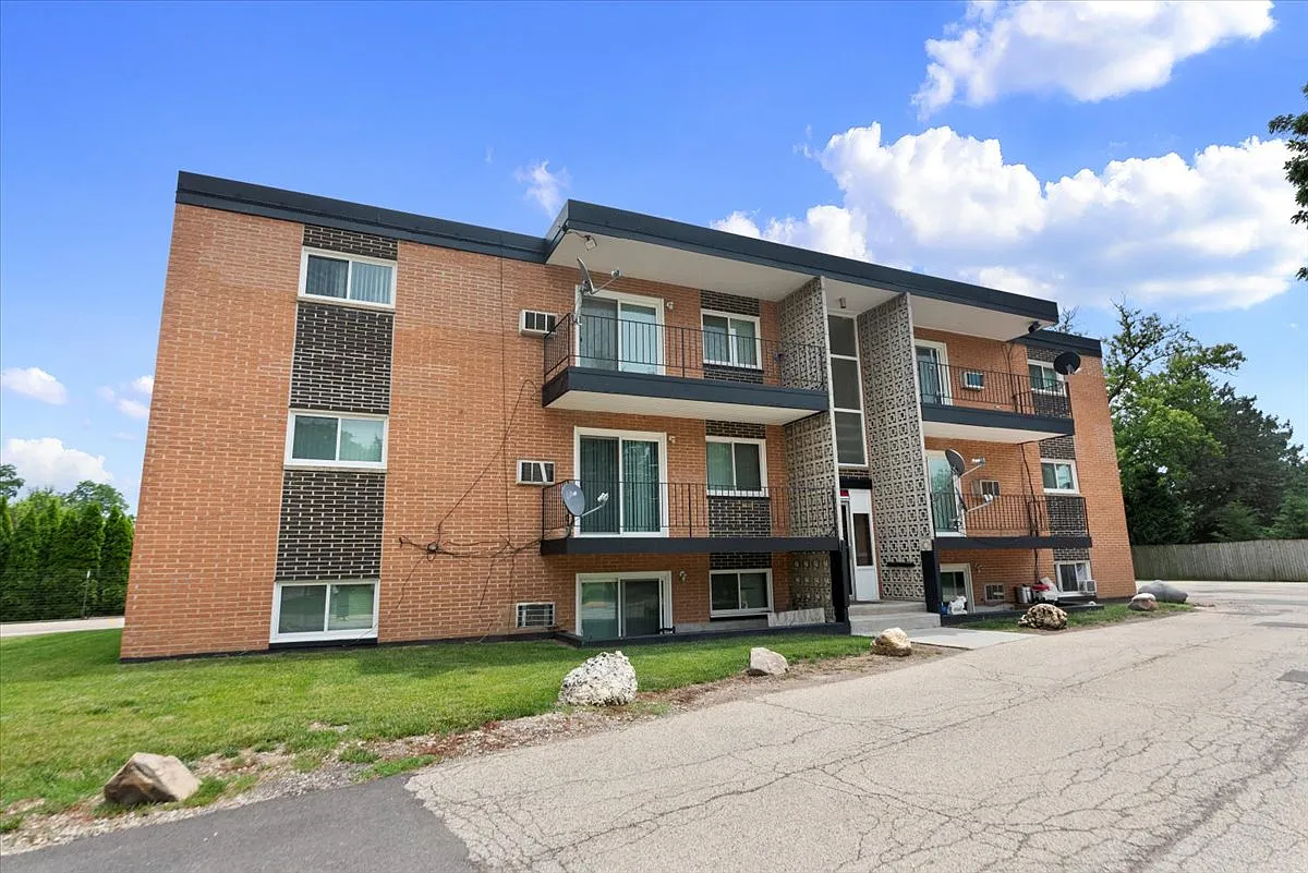 2 bed, 1.0 bath, $1,425 — Photo 2