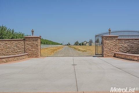 4th image of 27255 Tiffany Ln