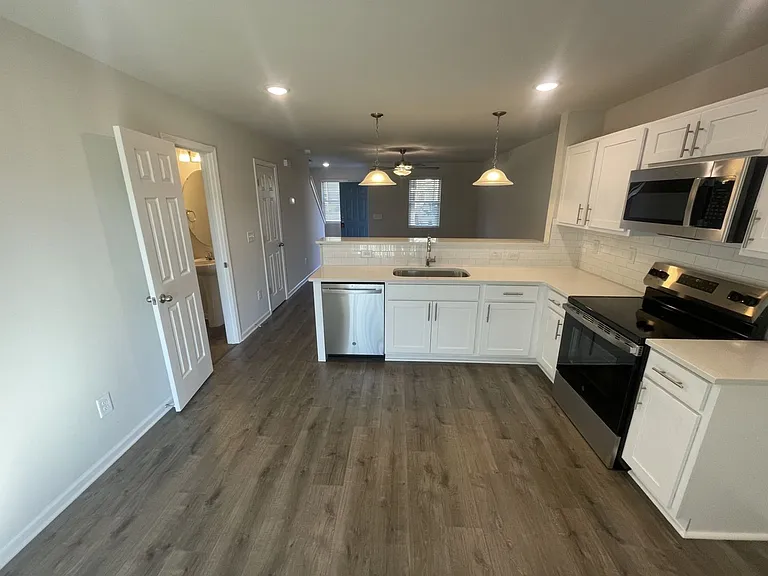 1003 Peony Ln — Photo 7