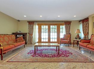 7 Shelter Ln, Roslyn Heights, NY 11577