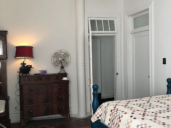 Master w/ hardwood & transom