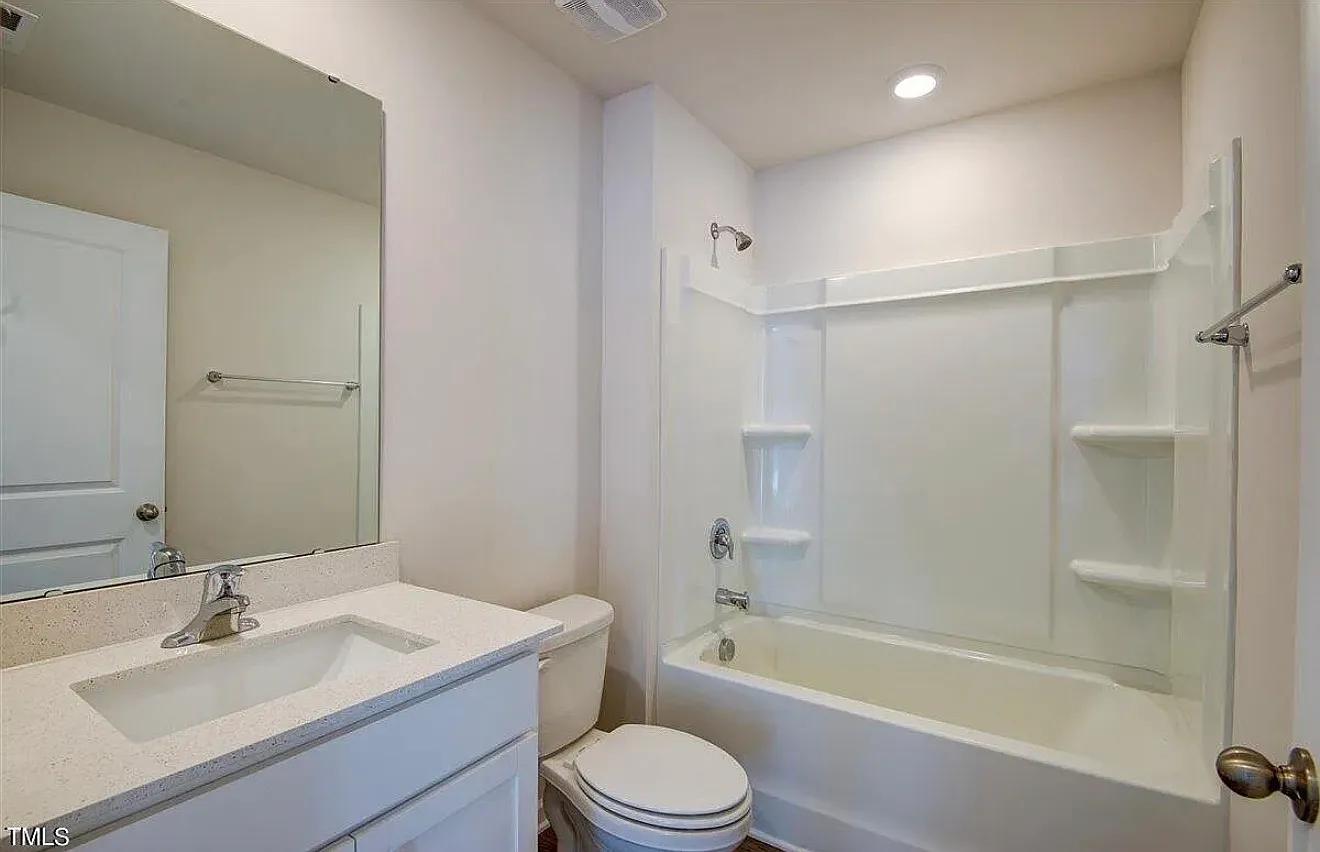 5 bed, 2511 sqft, $2,800 — Photo 1
