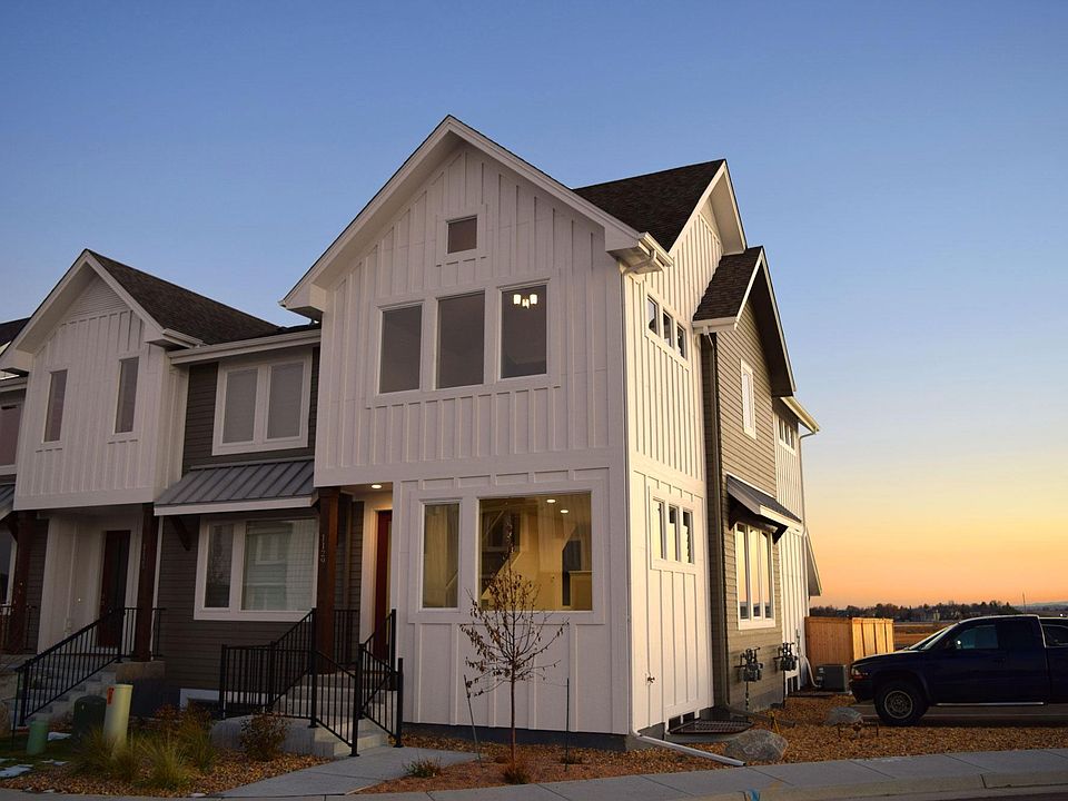 Front View - end unit with plenty of privacy!