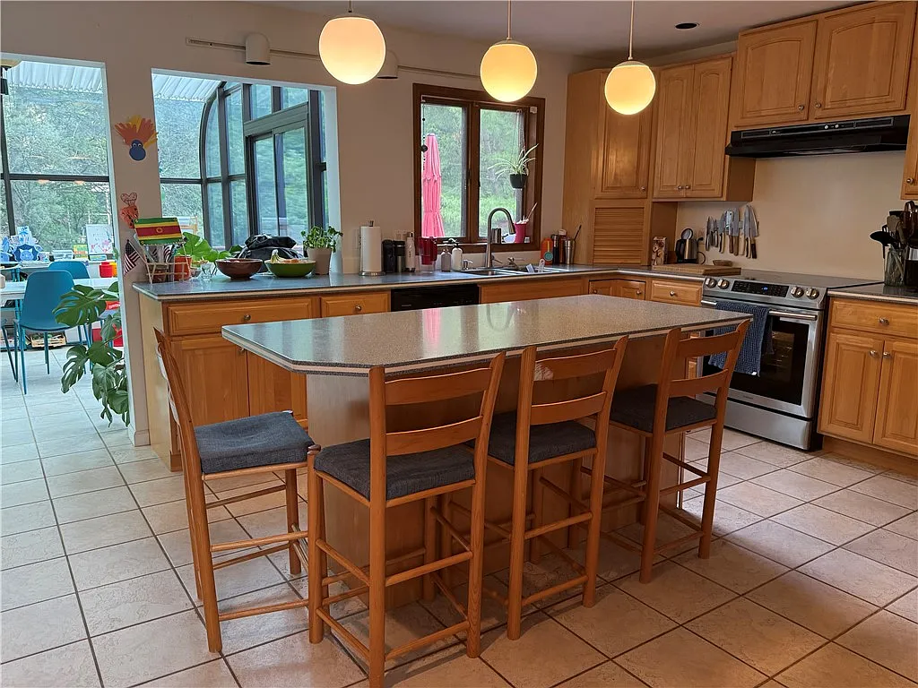 5 bed, 3.5 bath, 3764 sqft, $3,750 — Photo 4