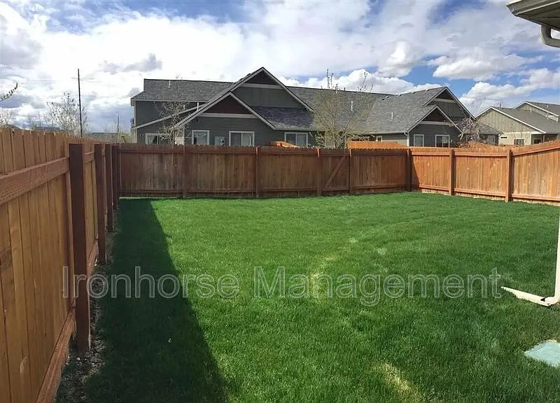3 bed, 2.5 bath, 1561 sqft, $2,550 — Photo 2